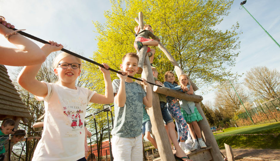 Una acción creativa para un nuevo juego de columpios