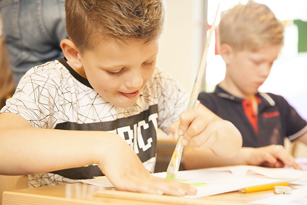 <b>Después de su inscripción, les enviamos el papel de dibujo gratuito.</b> Todos los niños hacen un dibujo. Imprimimos gratis para cada niño una 'Carpeta de Acción Personal'.
          En ella se indica la causa benéfica de su acción, una explicación para los padres y, por supuesto, el dibujo del niño en grande.
